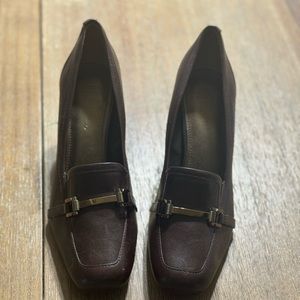 Joan David classic chunky pump